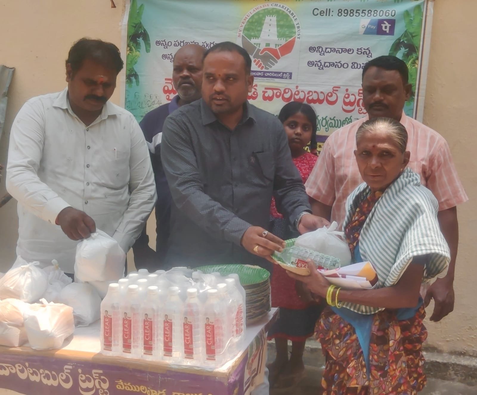 1810 రోజులుగా పేదలకు అన్నార్తులకు అన్నదానంతో పాటు వాటర్ బాటిల్స్ పంపిణీ